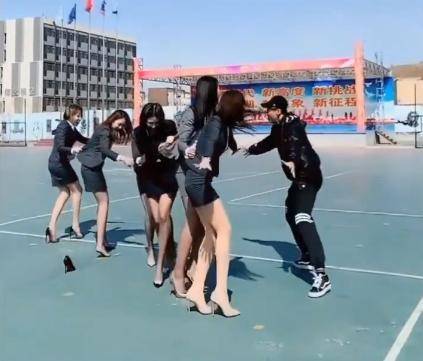 一男六女玩老鹰抓小鸡,网友调侃:大概是世界上