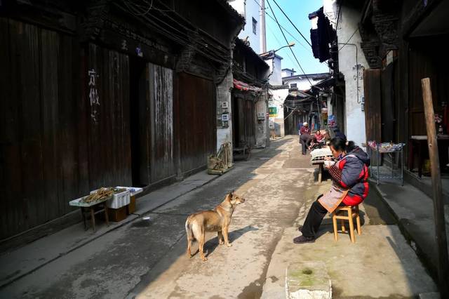 灵山老街 灵山老街位于龙游县溪口镇灵山,毗邻灵山江,灵山老街总长约