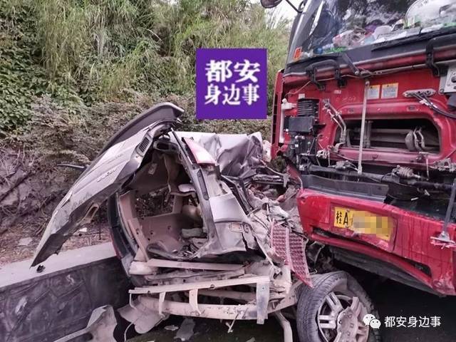 都安至金城江二级路段发生一起车祸,有人死亡