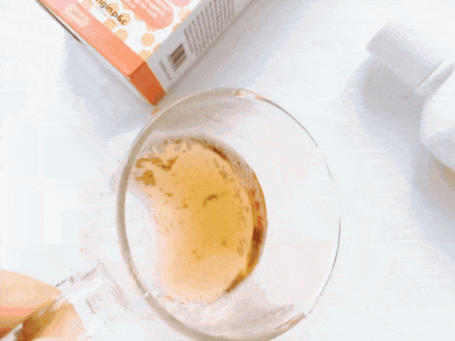 把漱口水含在口中,再吐出来, 发现很多棉絮状物体漂浮在上面.