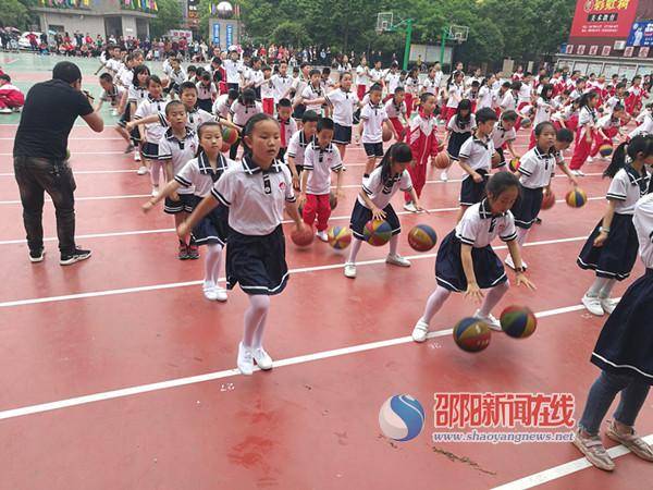 隆回县东方红小学举行班级大课间活动比赛