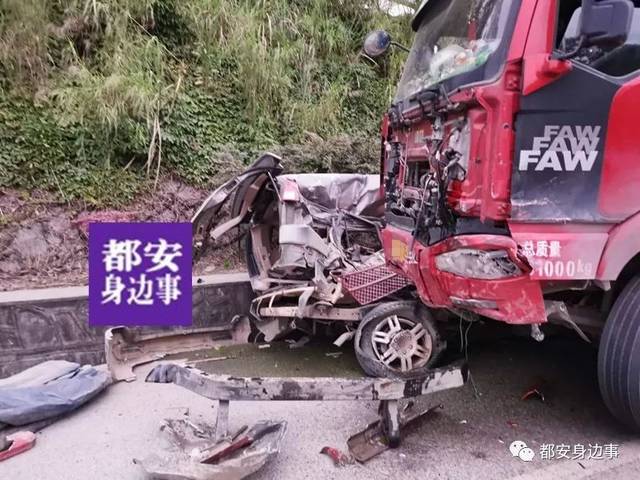 都安至金城江二级路段发生一起车祸,有人死亡