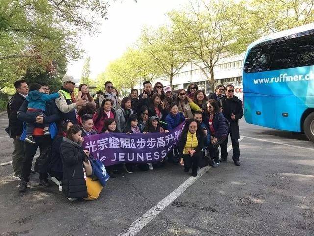 婕斯公司组织的中国经销商旅游团,拿着"光宗耀祖&步步高升"的横幅合影