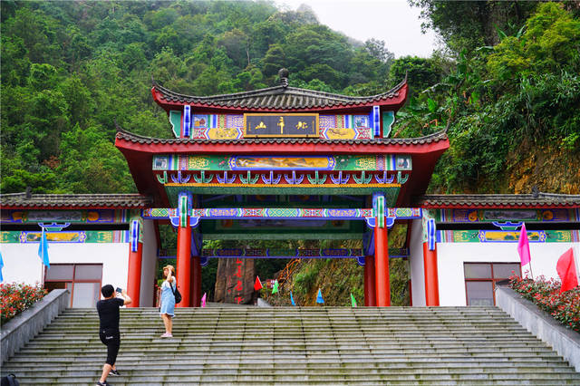 行业领导者 广告 五月微雨中来到广西贵港的北帝山,从山脚下遥遥眺望