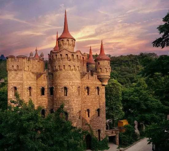 华生园梦幻城堡建有许多中世纪风格的古堡,特别适合婚纱照的拍摄.