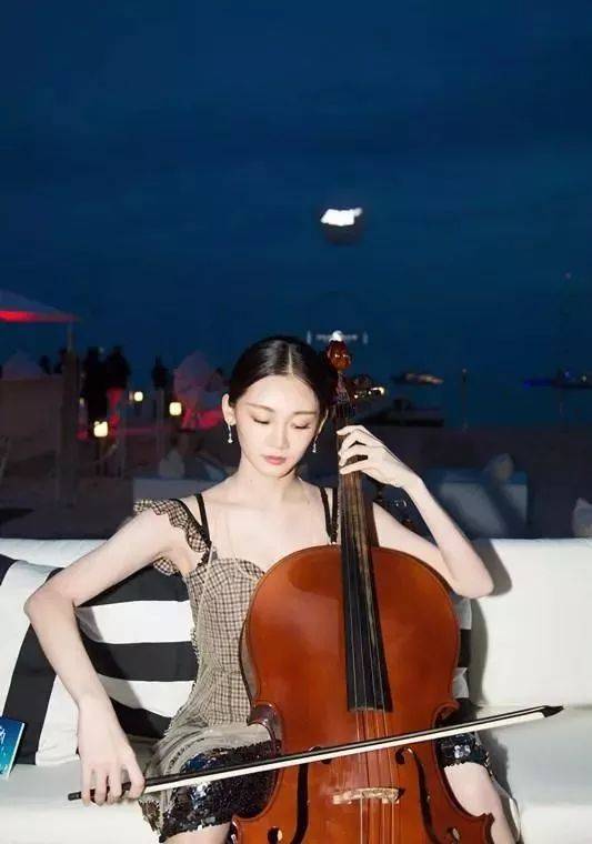 女演员拉起琴是什么样子,她早就扎扎实实上课练琴,练出大提琴手该有的