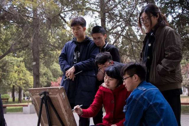 风景园林艺术学院院长段渊古教授在指导学生