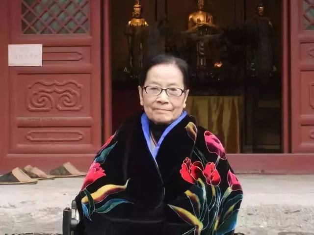 她8岁吃素,此后坚持95年,成了世界上最美丽的百岁奶奶!