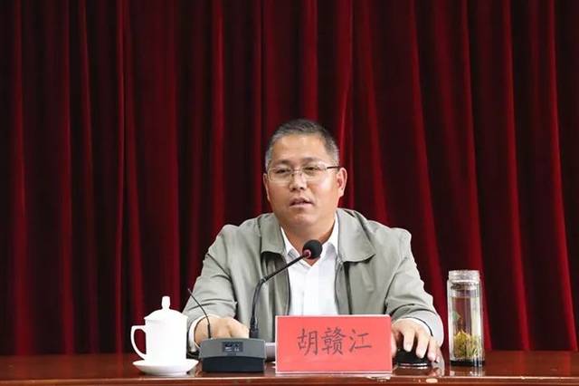 区委副书记 胡赣江主持开班仪式