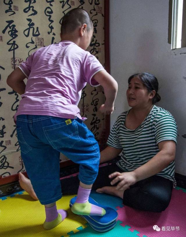 永不放弃!毕节妈妈照顾脑瘫双胞胎孩子