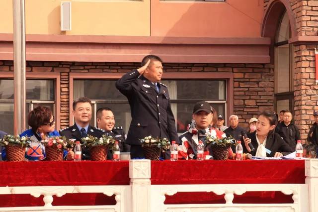 弘坤集团副总经理徐超,绥化市北林区交警大队大队长宁永生,中队长杨勇