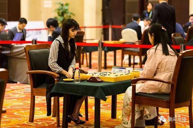 棋界颜值柯洁黑嘉嘉谁将戴上黄龙玉奖牌