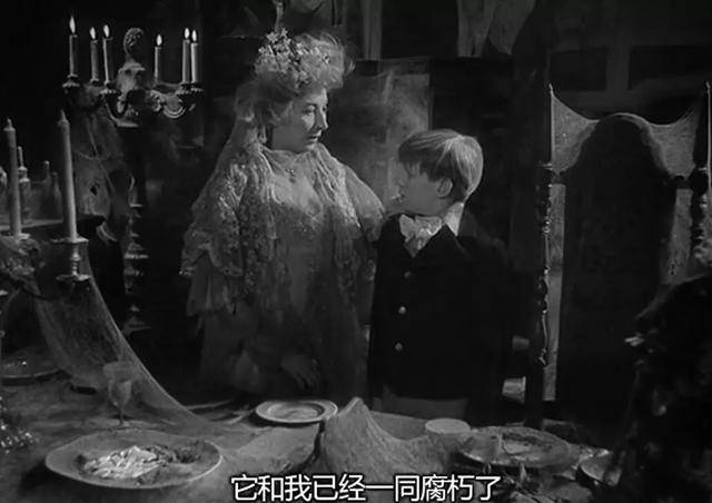 还有《孤星血泪》里那一直穿着婚纱守着老鼠爬来爬去的新娘蛋糕的白发