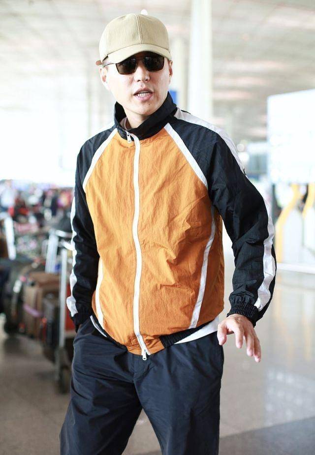 靳东的老干部人设不要了?反戴帽子走运动style穿成阳光大男孩