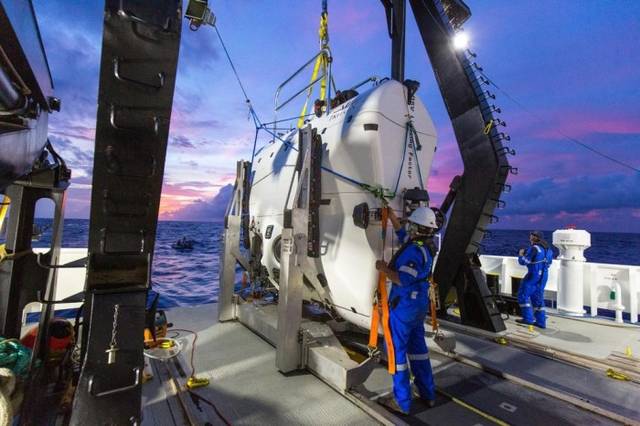 "深潜限制因子"号潜艇团队在马里亚纳海沟中破载人深潜记录