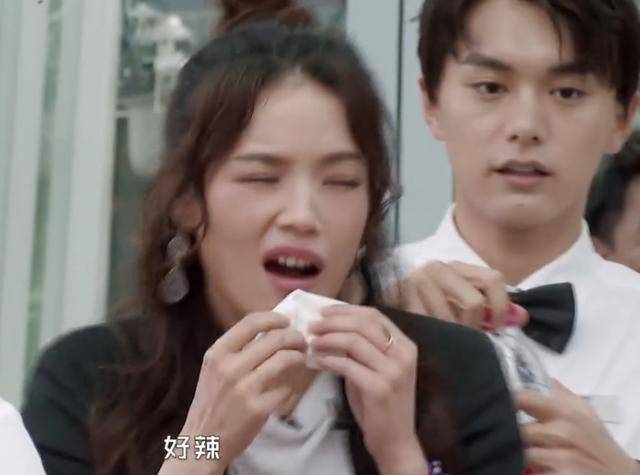 宋祖儿录制综艺机场偶遇节目老人,合照时细节