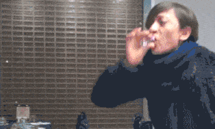 有老外一口下去,脸上的表情都变了,最后居然吐出来了!