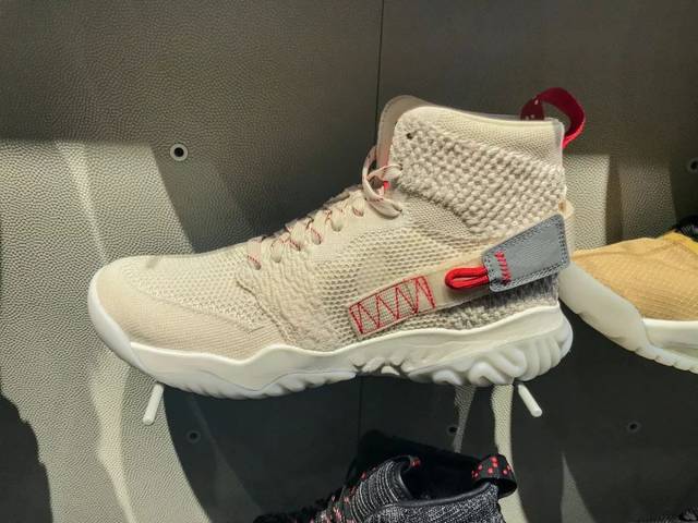 限量版球鞋、高空鞋墙.广州最大的AJ旗舰店就