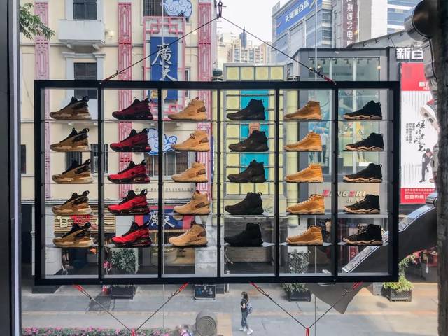 限量版球鞋、高空鞋墙.广州最大的AJ旗舰店就