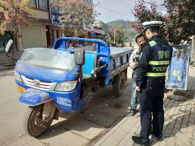 陇南一男子持b2驾驶证酒后驾驶农用车;另一人无证驾驶无号牌农用车