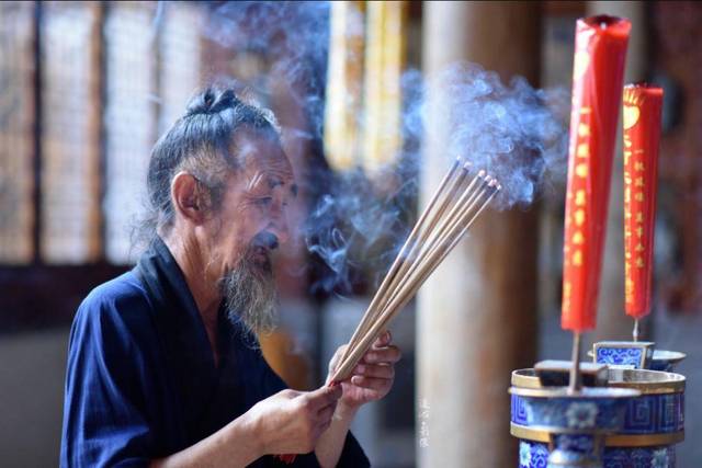 道教以香为信使,藉此把愿望传达上天,故上香是道教最基本的敬神礼仪之