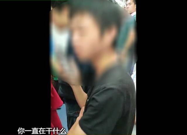 猥琐男地铁狂蹭女孩屁股,小姐姐们要注意了!