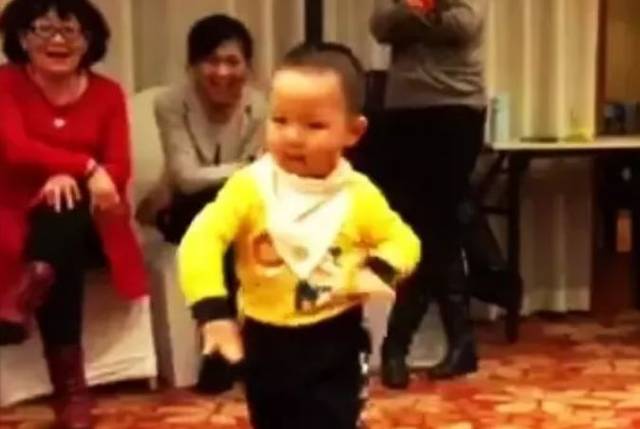 2岁小孩跳舞蹈《北京的金山上》,萌翻啦~