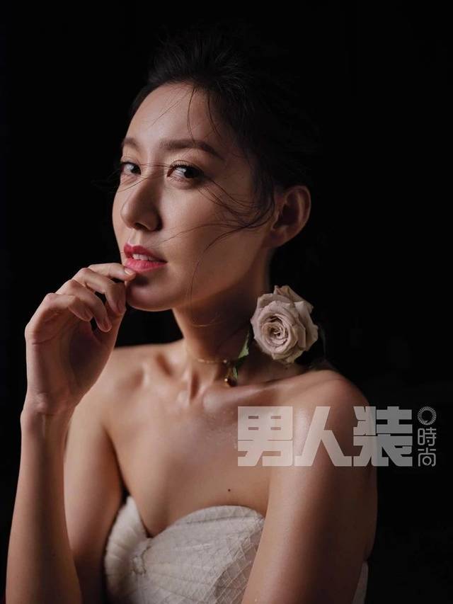 最新《男人装》周年刊曝光一组美图,高露因知性气质不动声色