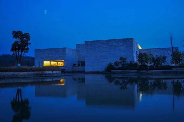 良渚博物院位于余杭区良渚街道美丽洲公园内,是一座收藏,研究,展示和