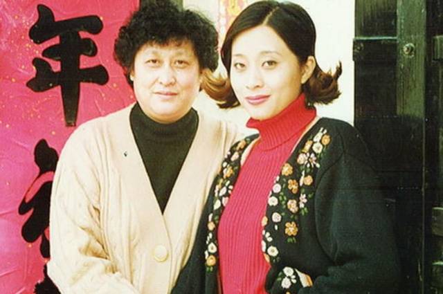 49岁黑妹近照,曾上过5次春晚红过赵本山,老公是我们熟悉的他