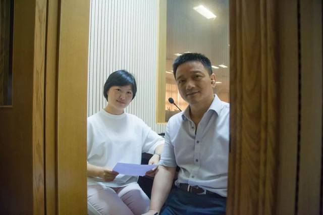 潘桂林,池桂敏两位老师在同传室配音