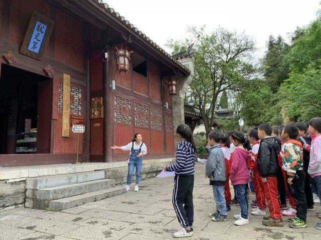 贵州:麻江县高枧小学百余名师生到夏同龢状元故居开展历史文化之旅