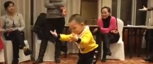 2岁小孩跳舞蹈《北京的金山上》,萌翻啦~