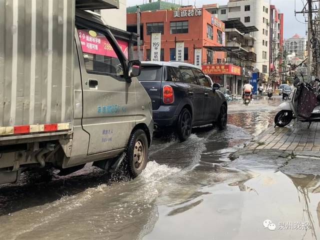 泉州市区成洲工业区积水严重,过往车辆乘风破浪(陈晓东 摄)