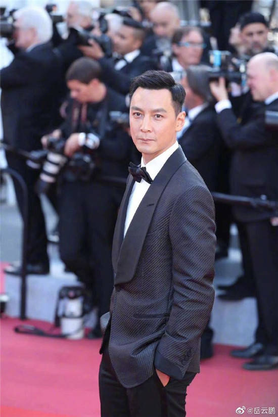 岳云鹏晒吴彦祖戛纳红毯照,评论区成爆笑表情包p图现场!