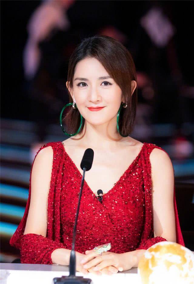 谢娜一袭镶钻红裙闪亮登场,鸽子蛋钻戒超吸睛,38岁比少女还活泼
