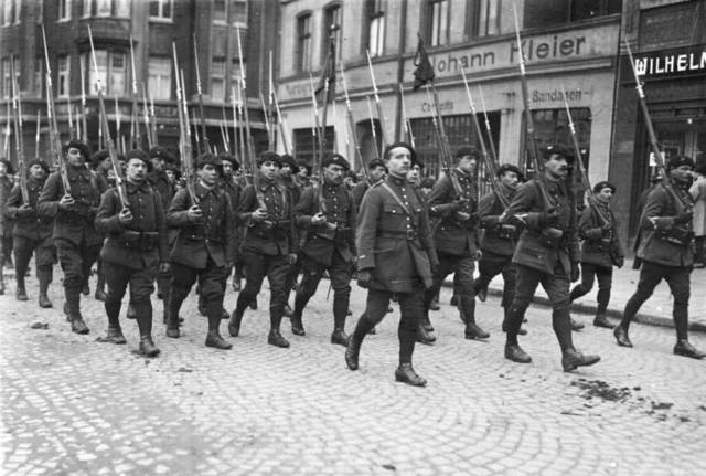 1923年6月间法国部队行经德国鲁尔区街道.