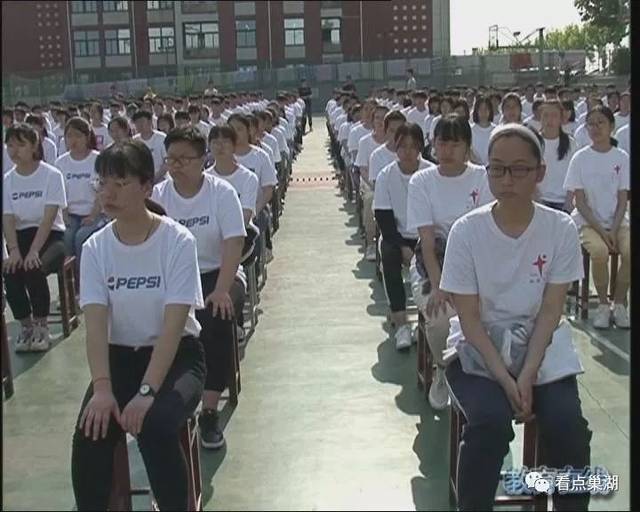 斯辰学校高中部校长魏明泉代表学校向步入成人行列的青年学生致以热烈