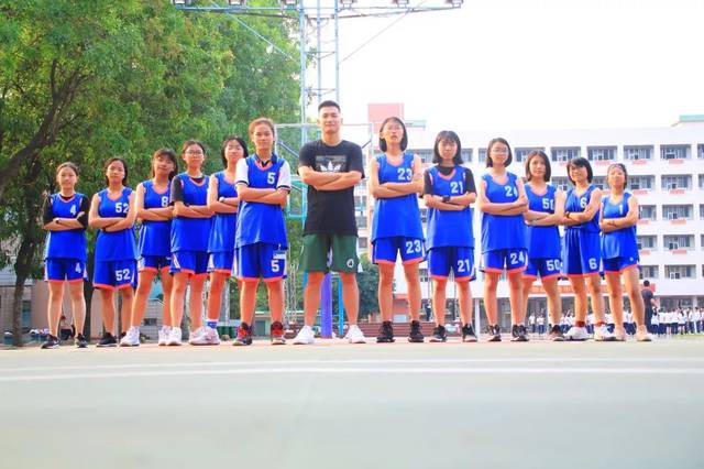 女子篮球队与教练员合照