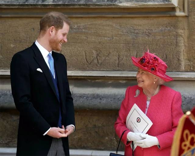 93岁女王与哈里谈笑风生,长公主安妮却双手背