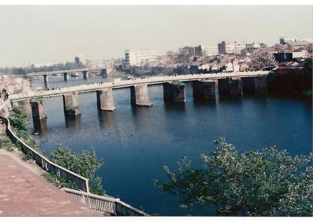 称的潢川县,位于京九与宁西铁路交会处,风光旖旎,400多年历史的石桥下