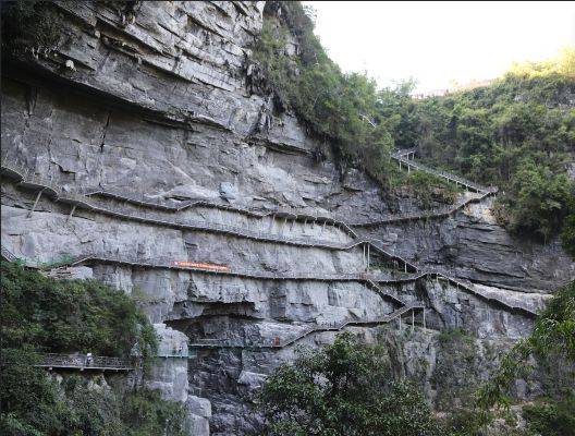 罗城棉花天坑景区位于该县四把镇棉花村,距离四把镇政府所在地8公里