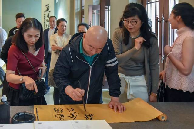 李夏夏工笔花鸟作品展隆重开幕