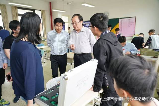 这里有东道主清河湾中学的无人机体验,青浦高级中学的vex机器人,崧淀
