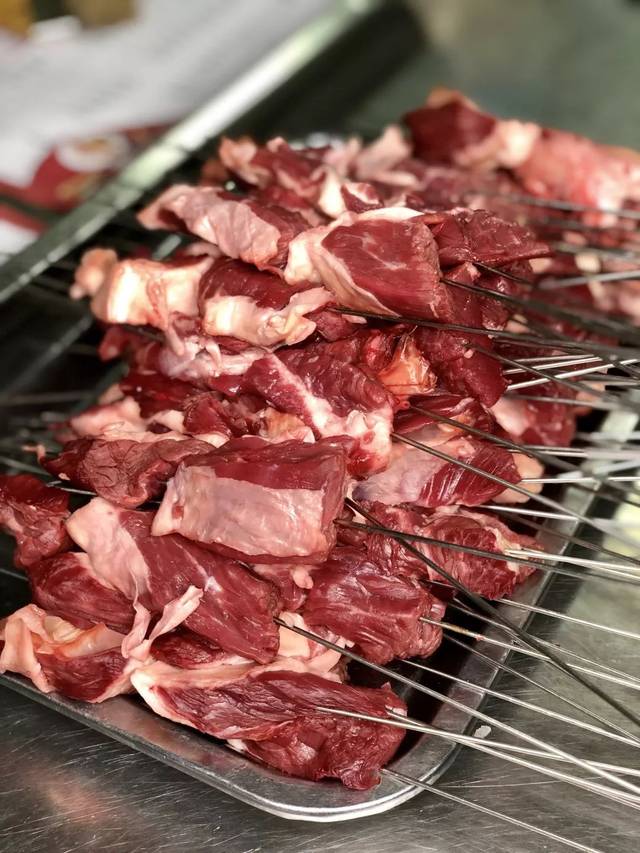 三分熟不错,更绝的是:长春独一份"大块干巴肉串",大块鲜牛肉生烤.