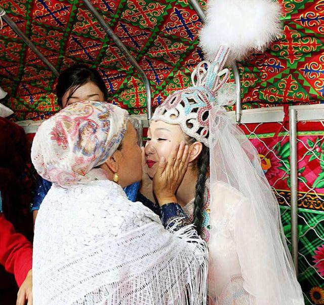 希奇:塔吉克族婚礼上女人和女人亲嘴(图)