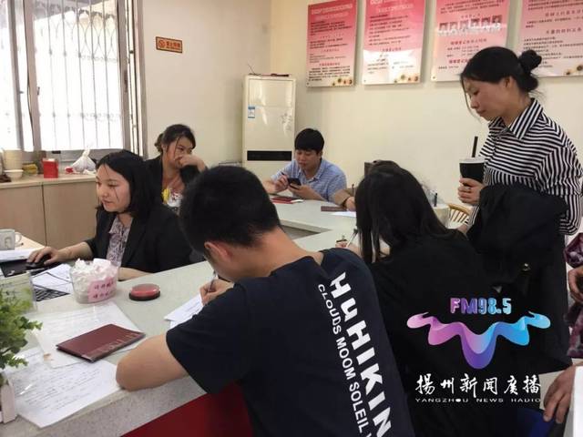 扬州一女子自带照片去领结婚证被拒绝!原因:下