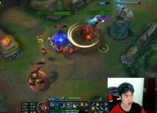 亚索延迟R还能这么玩?骚男直接从中路飞到对