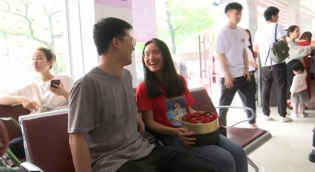 今天是个好日子,柯城区130对新人喜领结婚证