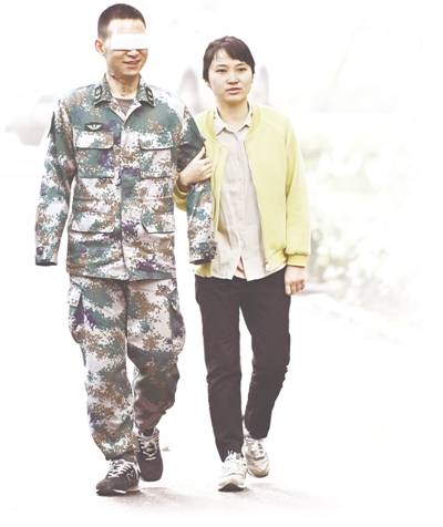 2019年4月15日,在陆军军医大学,杜富国与妻子王静一起散步.